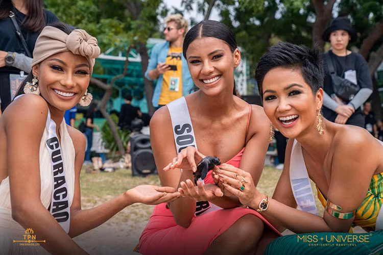 Từ khi bước chân vào cuộc thi, H'hen Niê thường xuyên gây chú ý bằng phong cách thời trang. Vì mang theo hơn 80 bộ trang phục, đại diện Việt Nam có thể biến hóa với nhiều phong cách khác nhau để không bị nhàm chán.