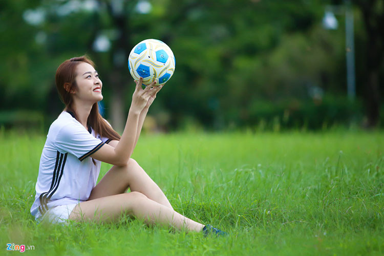 Khoác áo bóng đá, gái một con Diệp Bảo Ngọc được khen trẻ trung. Nữ diễn viên này được biết đến là người mê bóng đá không kém các đấng mày râu. Ảnh: Zing