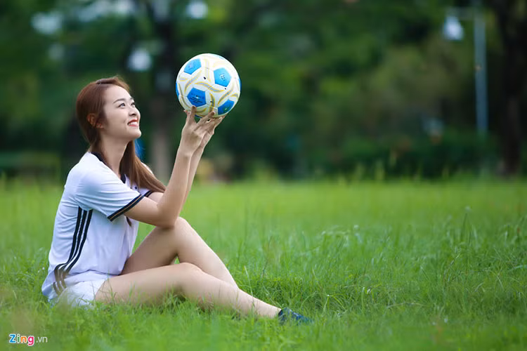 Khoác áo bóng đá, gái một con Diệp Bảo Ngọc được khen trẻ trung. Nữ diễn viên này được biết đến là người mê bóng đá không kém các đấng mày râu. Ảnh: Zing