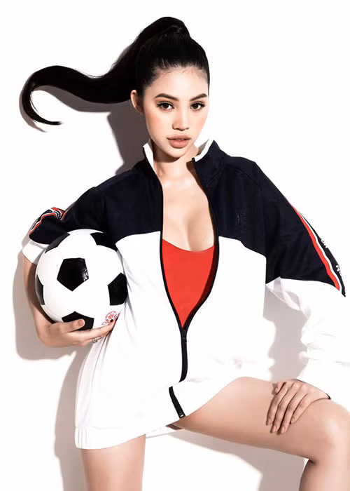 Là cổ động viên bóng đá cuồng nhiệt, "Hoa hậu con nhà giàu" Jolie Nguyễn từng gấp rút thực hiện bộ ảnh để cổ vũ U23 Việt Nam trong trận chung kết U23 châu Á. Ảnh: Saostar