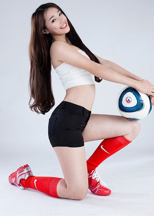 Theo đuổi hình ảnh ngọt ngào, Nhã Phương từng thử nghiệm phong cách gợi cảm khi tạo dáng bên trái bóng tròn. Ảnh: Gia đình Việt Nam