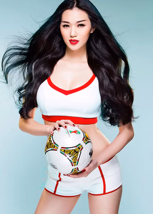 Khánh My "đốt mắt" trong bộ ảnh cổ vũ bóng đá. Ảnh: Lê Thiện Viễn