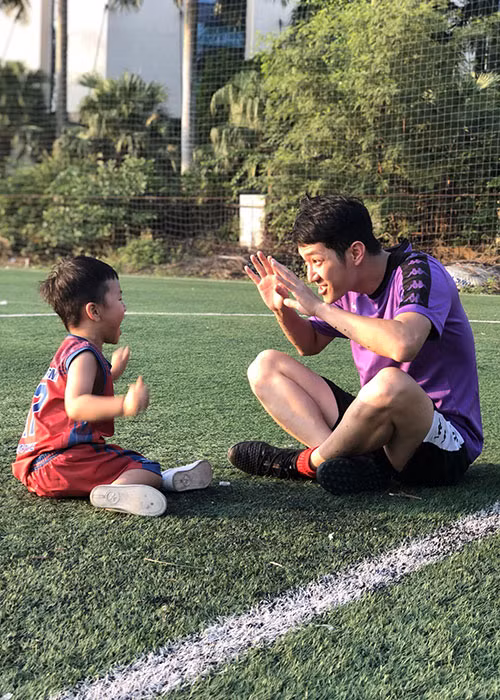 Sau khi ly hôn, Chí Nhân vẫn được đến đưa con trai đi chơi mỗi dịp cuối tuần, lễ tết hay sinh nhật.