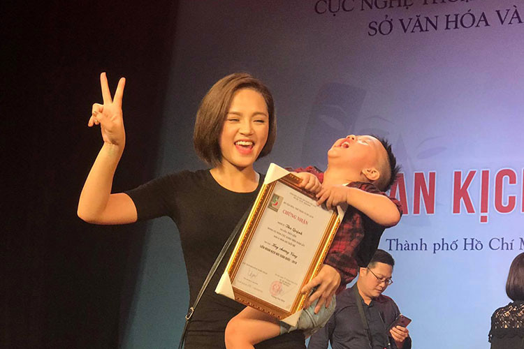 Thu Quỳnh gạt nước mắt, tổn thương... để tập trung chăm sóc con trai và làm việc.