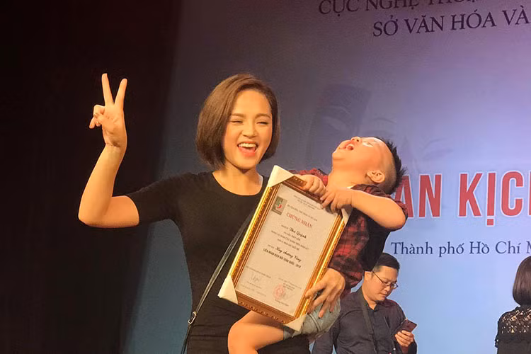 Thu Quỳnh gạt nước mắt, tổn thương... để tập trung chăm sóc con trai và làm việc.