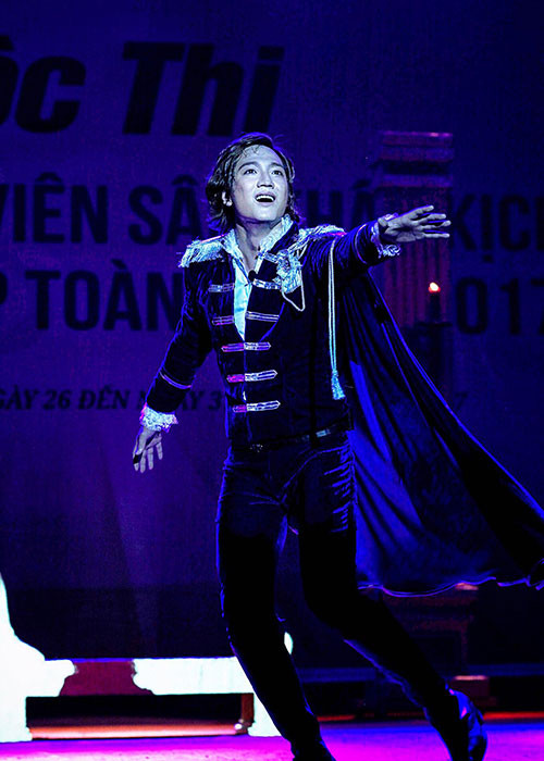 Cũng như vợ cũ Thu Quỳnh, Chí Nhân gắn bó với sân khấu kịch.