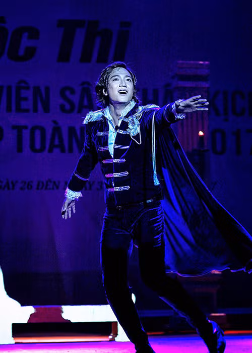 Cũng như vợ cũ Thu Quỳnh, Chí Nhân gắn bó với sân khấu kịch.