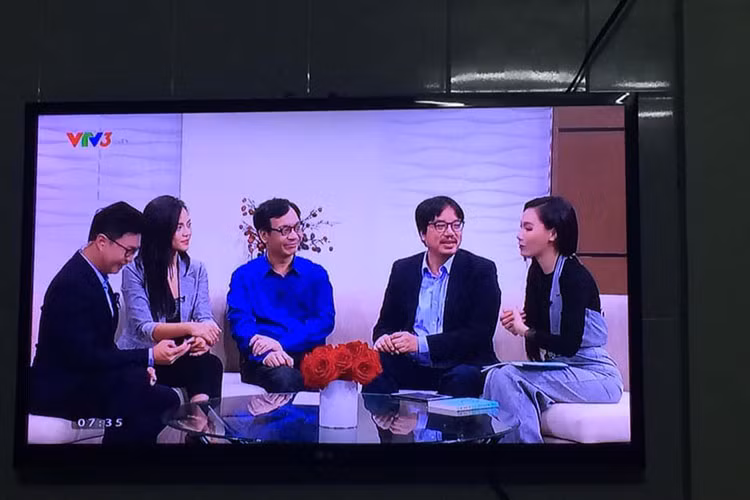 Sau lùm xùm giữa Chí Nhân và Minh Hà, Thu Quỳnh gần đây không ngại chạm mặt Minh Hà trên sóng truyền hình.