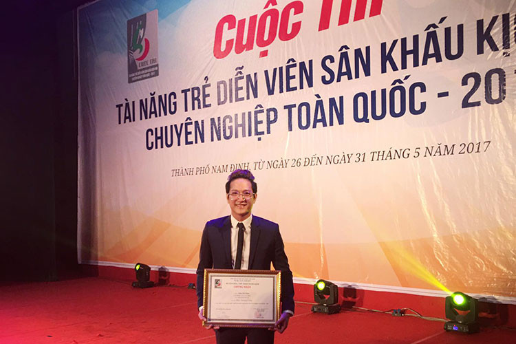 Nam diễn viên từng đoạt huy chương vàng tại cuộc thi Tài năng trẻ diễn viên sân khấu kịch chuyên nghiệp toàn quốc 2017.
