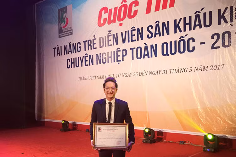 Nam diễn viên từng đoạt huy chương vàng tại cuộc thi Tài năng trẻ diễn viên sân khấu kịch chuyên nghiệp toàn quốc 2017.