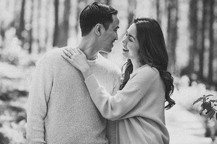 Chụp ảnh bên nhau, nàng ngọc nữ màn ảnh Việt và ông xã luôn nhìn nhau đắm đuối.