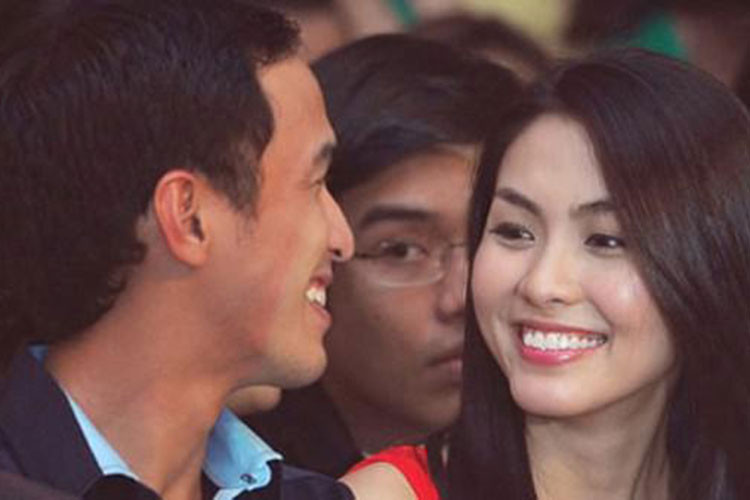 Xuất hiện tại các sự kiện, đôi uyên ương cũng thể hiện tình yêu bằng ánh mắt, nụ cười. Ảnh: Ngày nay