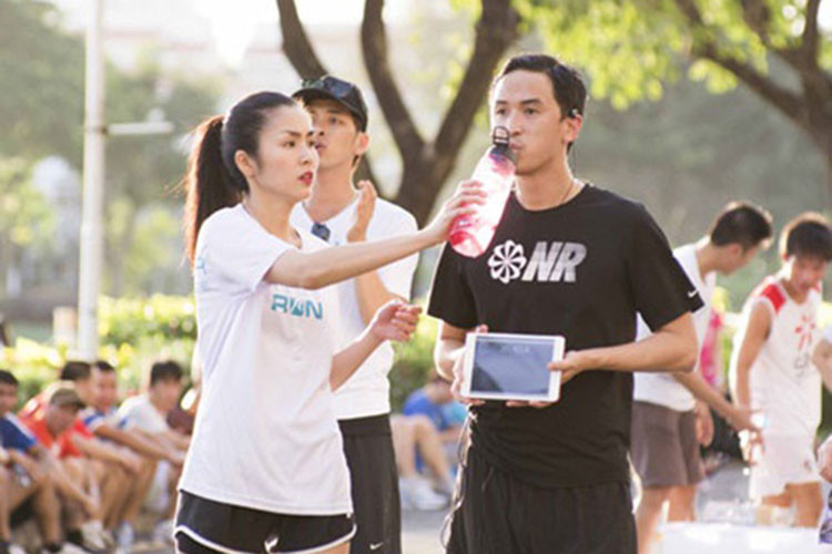 Hình ảnh nữ diễn viên ân cần giúp ông xã uống nước khi cả hai tham gia một hoạt động chạy bộ. Ảnh: Vietnamnet