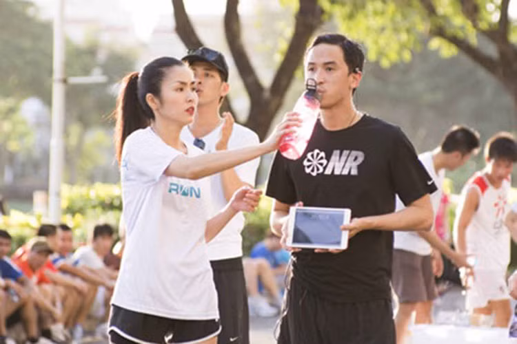Hình ảnh nữ diễn viên ân cần giúp ông xã uống nước khi cả hai tham gia một hoạt động chạy bộ. Ảnh: Vietnamnet