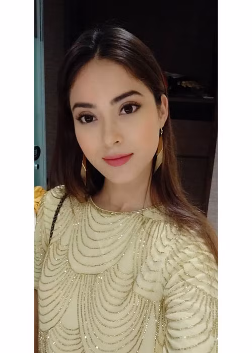 Năm 2015, người đẹp là nhân viên quan hệ công chúng tại một triển lãm kiến trúc.