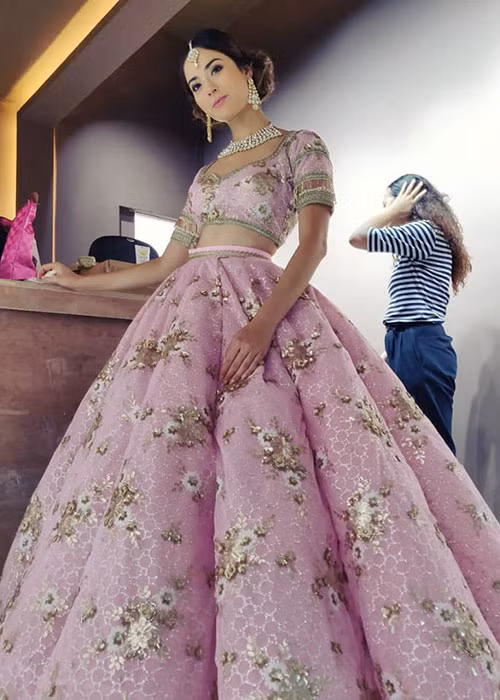 Trước khi cuộc thi chính thức khởi động, Shrinkhala đã được chuyên trang sắc đẹp Missosology dự đoán lọt top 11 chung cuộc.