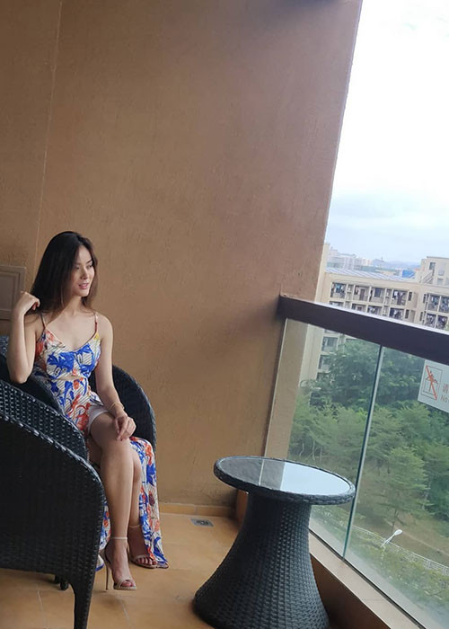 Trước khi thi nhan sắc, Shrinkhala lại theo đuổi công việc kiến trúc sư.