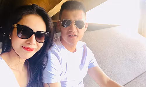 Thuy Tien len tieng truoc tin don ly hon khien me chong bat khoc