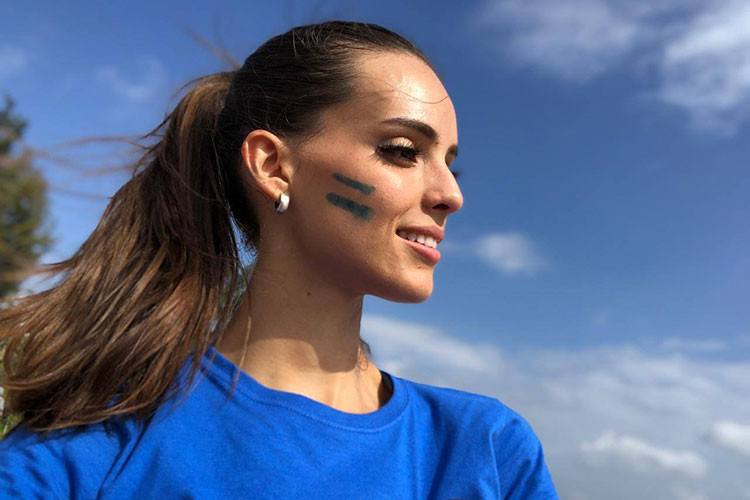 Vanessa khá tích cực tham gia hoạt động thiện nguyện. Cô từng thường xuyên lui tới một ngôi trường dạy trẻ em đến từ các bộ lạc.