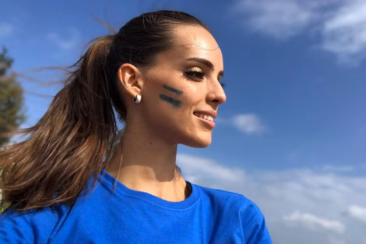 Vanessa khá tích cực tham gia hoạt động thiện nguyện. Cô từng thường xuyên lui tới một ngôi trường dạy trẻ em đến từ các bộ lạc.