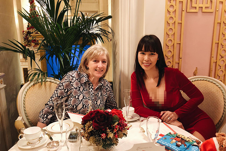 Nữ người mẫu vừa khoe ảnh cùng chồng con và bố mẹ chồng ra ngoài ăn tối.