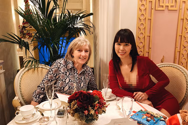 Nữ người mẫu vừa khoe ảnh cùng chồng con và bố mẹ chồng ra ngoài ăn tối.