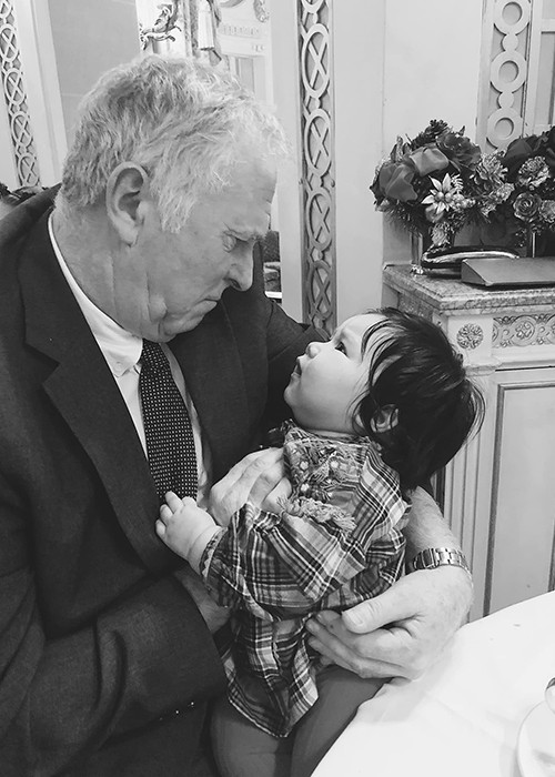 Hà Anh khoe khoảnh khắc con gái được bố chồng cưng nựng.