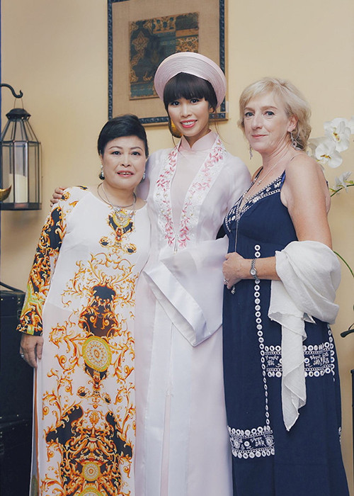 "Khi ở bên chúng tôi, mẹ chồng rất hay chuyện, tâm sự với chúng tôi và yêu thương tôi thực lòng...Mỗi khi gặp chúng tôi, mẹ mua quà cho cả hai đứa và bao giờ tôi cũng được nhiều quà hơn", nữ siêu mẫu chia sẻ trên Gia đình xã hội. Ảnh: Zing