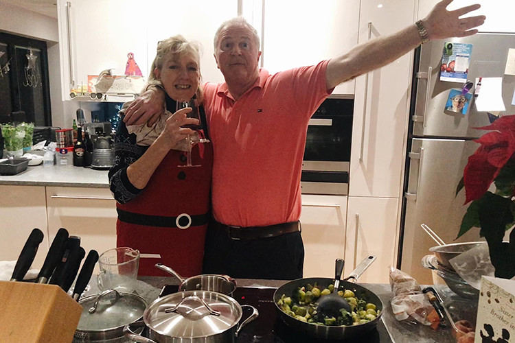 Giáng sinh vừa qua, vợ chồng Hà Anh đưa con gái thăm bố mẹ chồng. Luôn yêu thương các con nên bố mẹ chồng của nữ người mẫu giành phần nấu nướng.