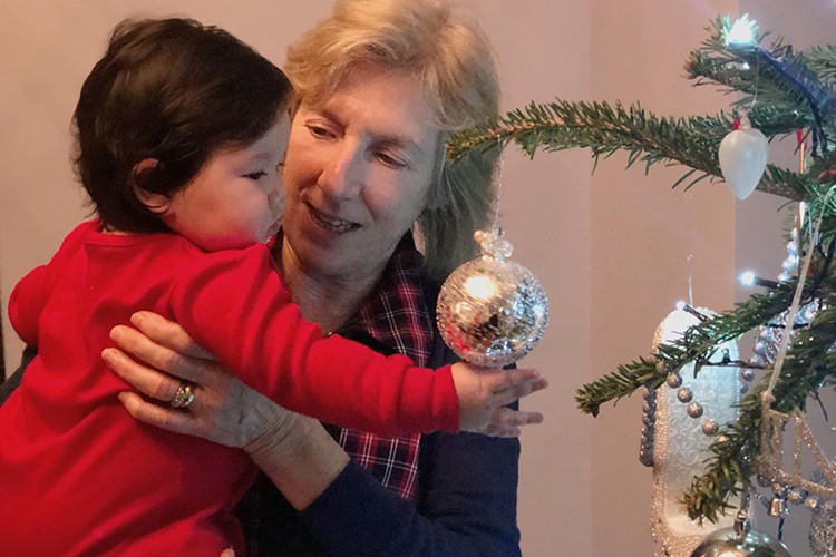 Mẹ chồng của Hà Anh hết pha trà lại rót rượu vang cho các con, thậm chí bế cháu để các con nghỉ ngơi.