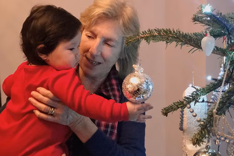 Mẹ chồng của Hà Anh hết pha trà lại rót rượu vang cho các con, thậm chí bế cháu để các con nghỉ ngơi.