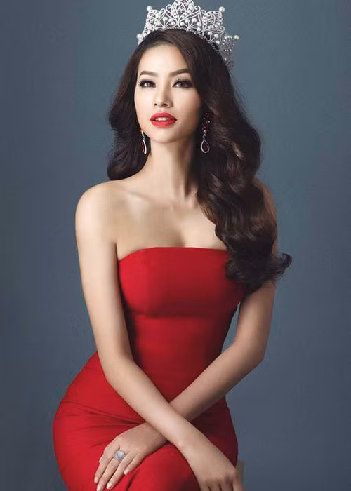 Trước đó, HH Phạm Hương từng vướng nghi vấn bị một số tài khoản Facebook tố vô ơn với ông bầu đã làm nên tên tuổi của mình.