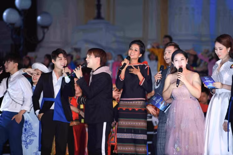 Gần đây, H'hen Niê đã dành 1,1 tỷ đồng được mạnh thường quân tặng khi lọt top 5 Hoa hậu Hoàn vũ Thế giới 2018 cho buôn làng của mình. Ảnh: Ngôi sao