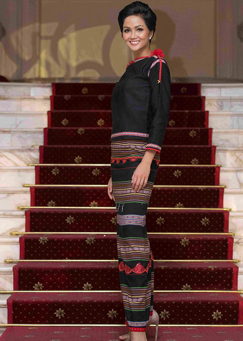 Dự một số sự kiện, H’hen Niê tự hào khoác lên mình trang phục dân tộc người Ê-Đê. Ảnh: Tiền Phong 