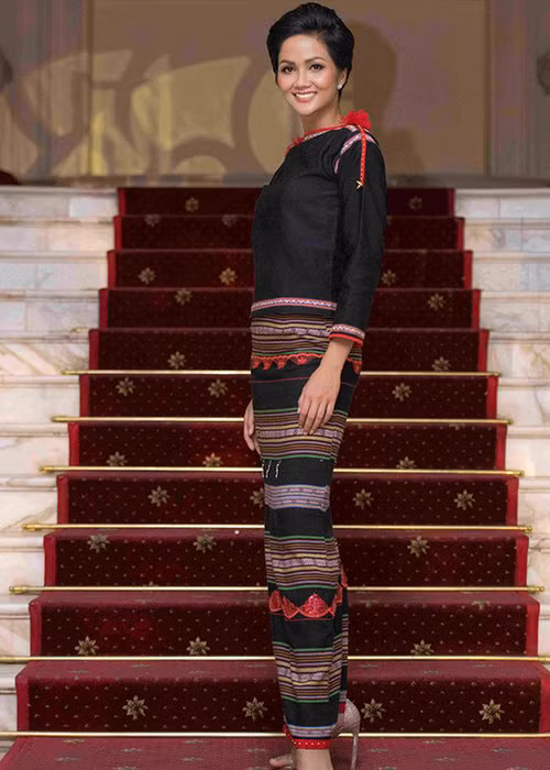 Dự một số sự kiện, H’hen Niê tự hào khoác lên mình trang phục dân tộc người Ê-Đê. Ảnh: Tiền Phong 