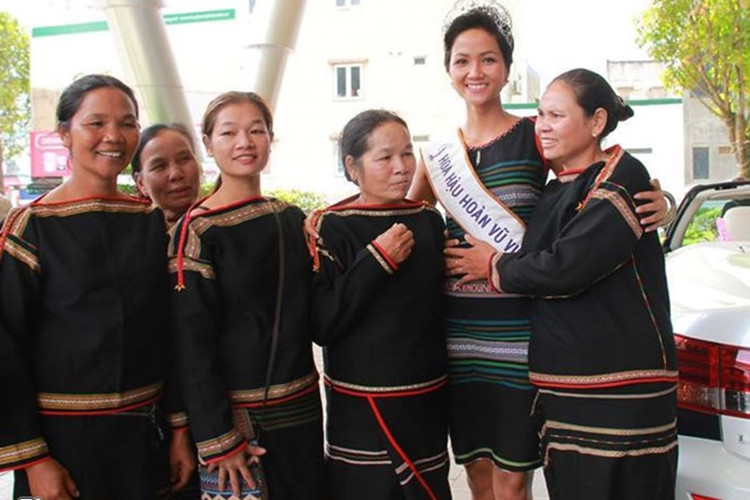 Người đẹp cũng ngỏ ý muốn làm đường và điện sáng cho buôn làng và được đồng ý. Ảnh: Zing