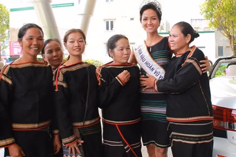 Người đẹp cũng ngỏ ý muốn làm đường và điện sáng cho buôn làng và được đồng ý. Ảnh: Zing