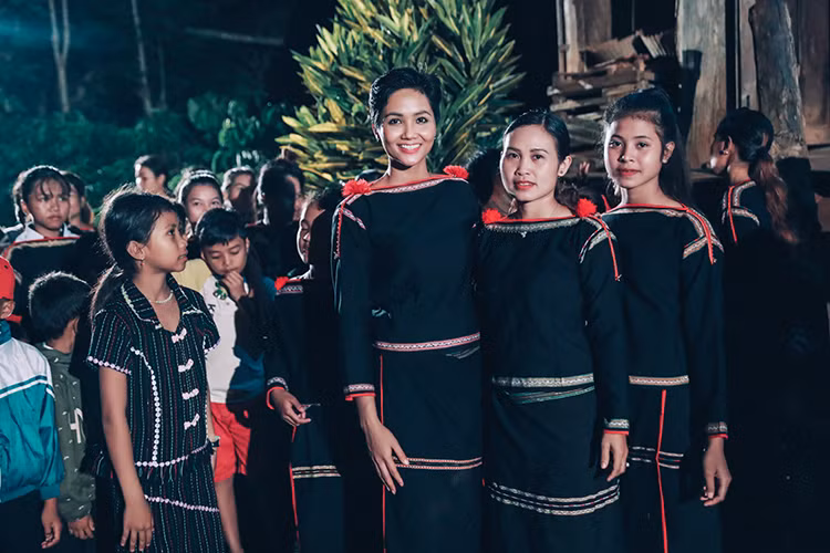 Lộng lẫy trên sân khấu nhưng ngoài đời H’hen Niê lại giản dị. Mỗi khi về quê, cô thường chọn mặc trang phục truyền thống. Ảnh: BTC