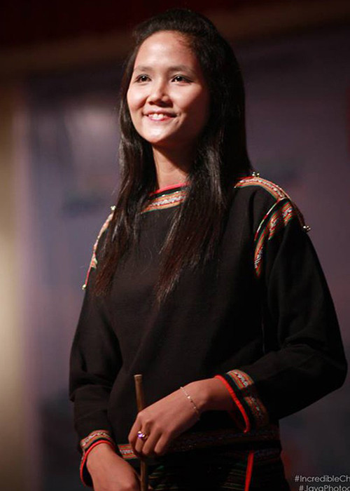 Hình ảnh Hoa hậu H'hen Niê năm 19 tuổi để tóc dài, mặc trang phục dân tộc tham gia biểu diễn trong chương trình giao lưu văn nghệ giữa các dân tộc thiểu số. Ảnh: Inra Jaya