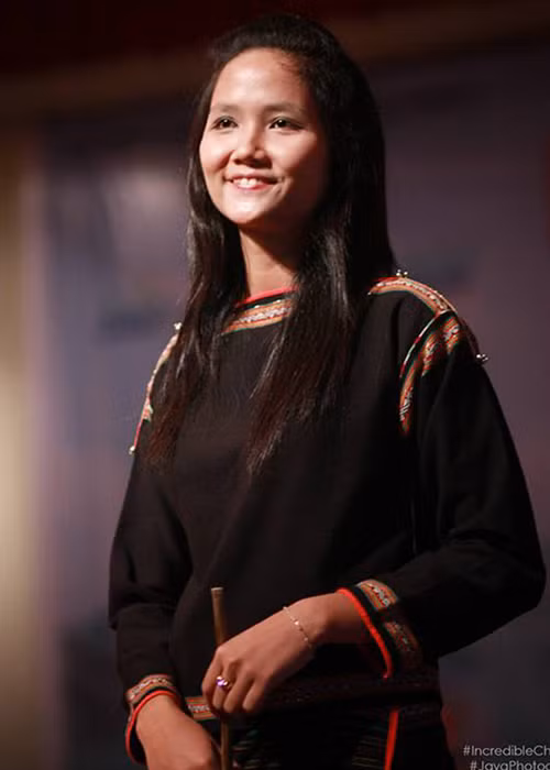 Hình ảnh Hoa hậu H'hen Niê năm 19 tuổi để tóc dài, mặc trang phục dân tộc tham gia biểu diễn trong chương trình giao lưu văn nghệ giữa các dân tộc thiểu số. Ảnh: Inra Jaya