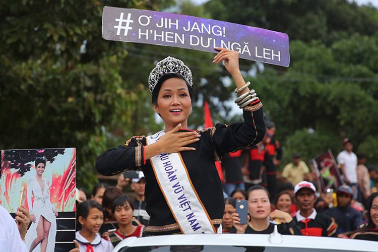 Sau khi đăng quang Hoa hậu Hoàn vũ Việt Nam 2017, H'hen Niê vẫn luôn hướng về buôn làng của mình. Ảnh: Vietnammoi