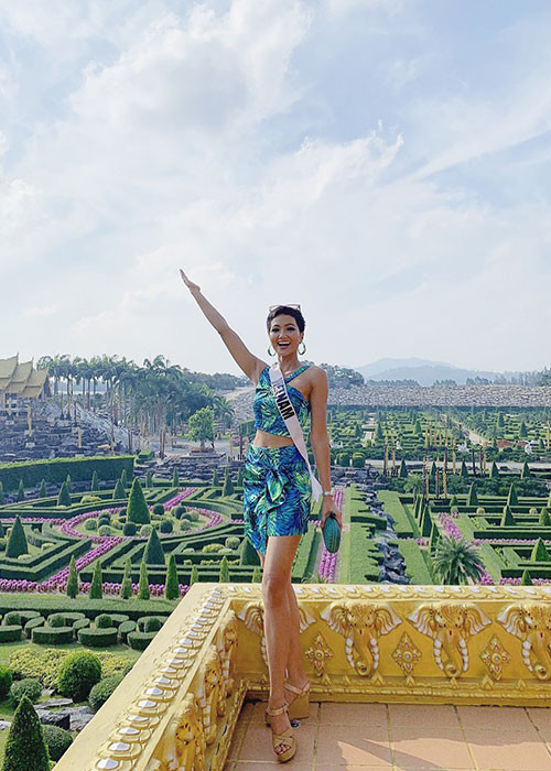 Theo lịch trình, sáng ngày 9/12, Hoa hậu H'hen Niê đã có buổi tập luyện cho các đêm thi quan trọng sắp tới và có lịch phỏng vấn cùng đài ABC và CBN.