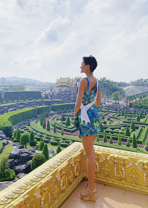 Tối ngày 9/12, H'hen Niê tiếp tục được một nhà tài trợ của cuộc thi mời quay hình.