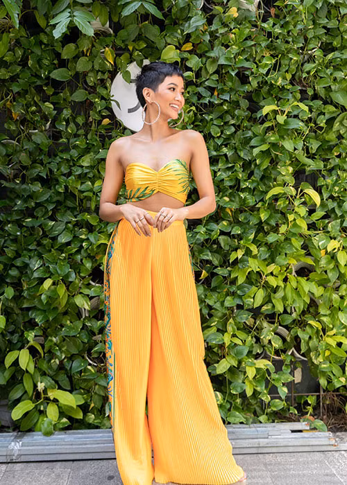 Ở một hoạt động khác, H'hen Niê gợi cảm với set đồ gồm quần ống suông, áo croptop.