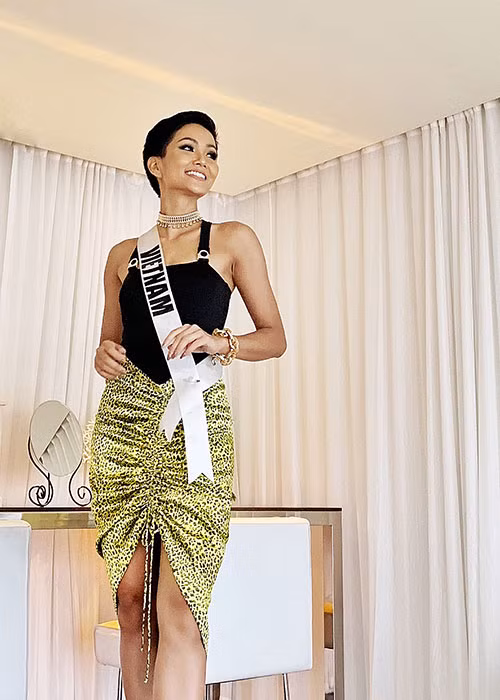 Mẫu váy H'hen Niê diện có thiết kế khá lạ mắt.