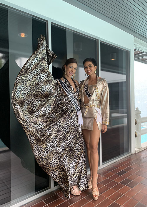 Đại diện Việt Nam thường chọn váy ngắn để khéo khoe đôi chân dài thon gọn.