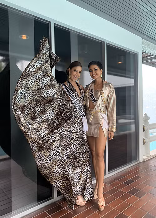 Đại diện Việt Nam thường chọn váy ngắn để khéo khoe đôi chân dài thon gọn.