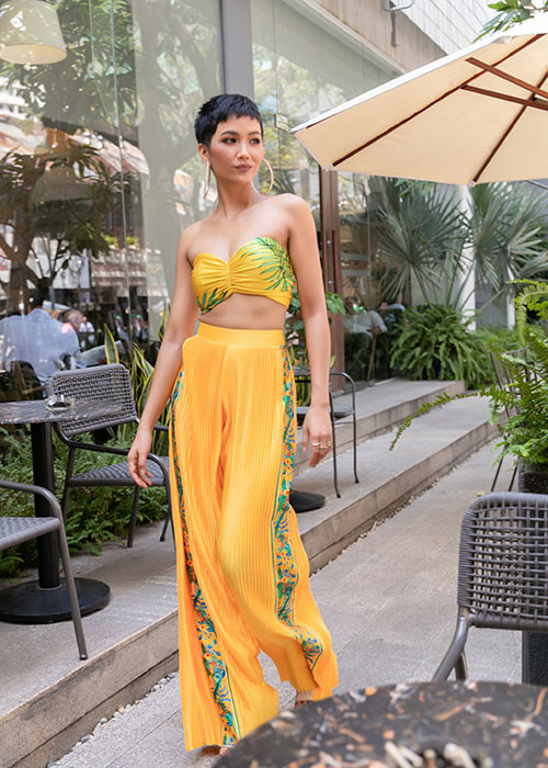 Vẻ quyến rũ của người đẹp Ê-đê khiến người đối diện khó có thể rời mắt.