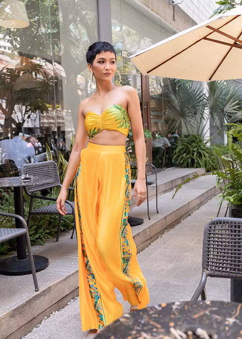 Vẻ quyến rũ của người đẹp Ê-đê khiến người đối diện khó có thể rời mắt.