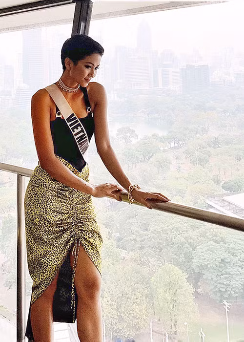 Thiết kế có họa tiết da báo cũng tôn lên vóc dáng của đại diện Việt Nam.